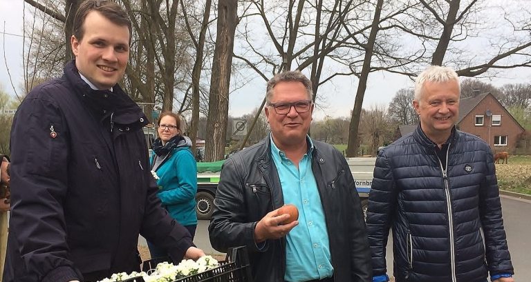 Frischvermählte setzten ihren Baum der Liebe in den Hochzeitswald