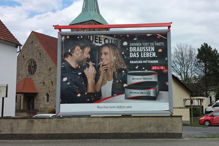 Großflächige Tabakwerbung auf Plakatwänden in Dorsten