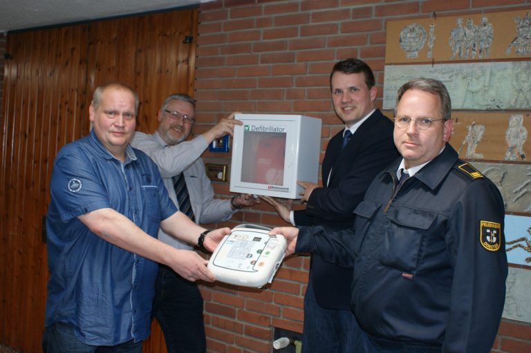 Neuer Defibrillator in der Aula der Realschule St. Ursula