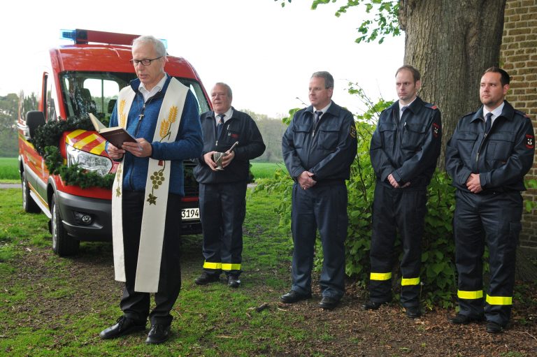 Neuer Mannschaftswagen für die Feuerwehr eingeweiht