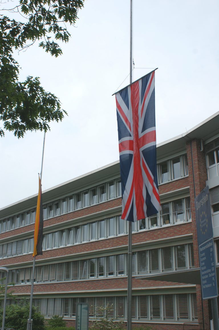 Union Jack weht vor dem Rathaus auf Halbmast