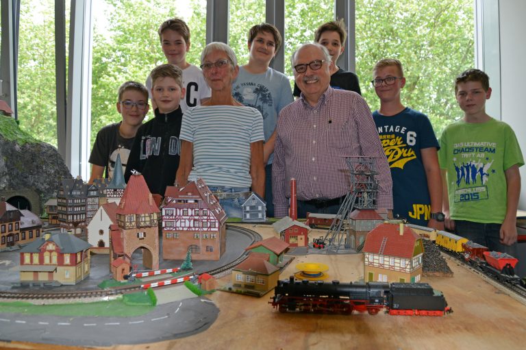 Ulla Lange schenkt Gesamtschule Wulfen Modelleisenbahn