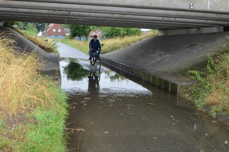 Starkregen sorgt für Wasser in Unterführung