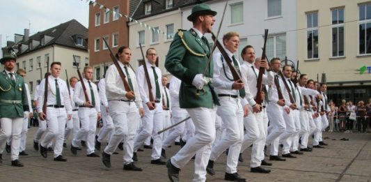 Parade durch die Altstadt am Samstag - Bürgerschützenverein Dorsten 2017