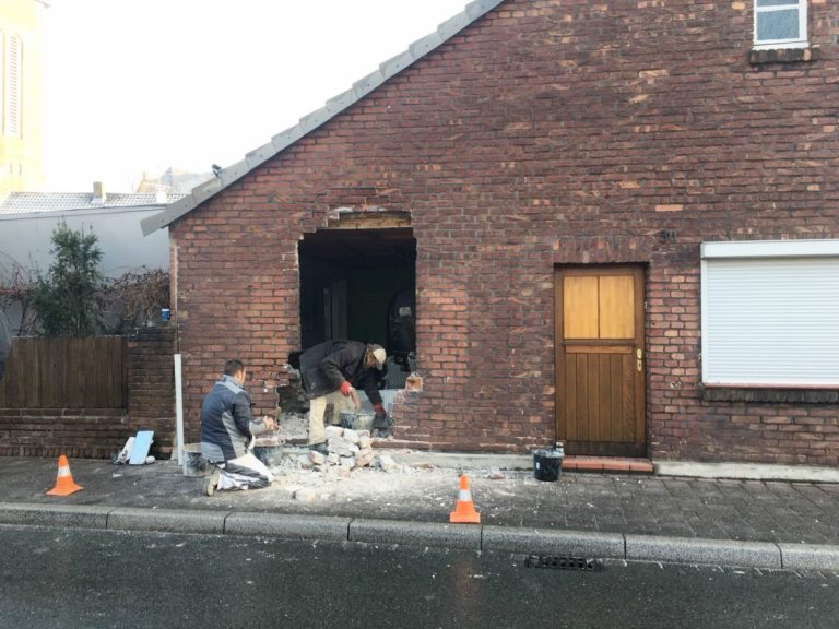 Dorf Holsterhausen: Bus fährt in Hauswand