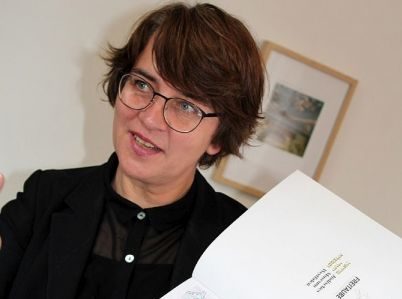 Marion Taube erklärt die Dorstener Stadtkrone