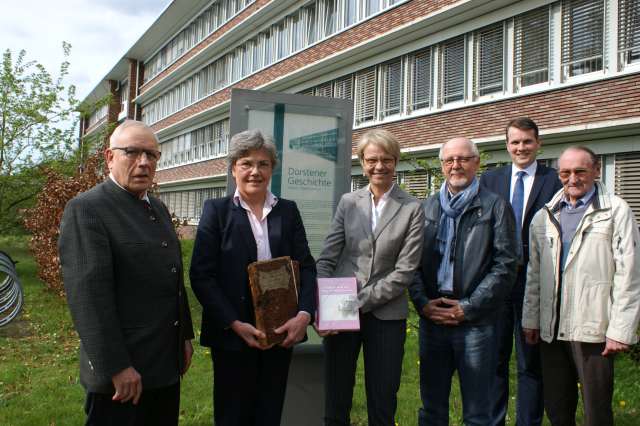 Nachdruck historischer Chroniken an Regierungspräsidentin Feller übergeben
