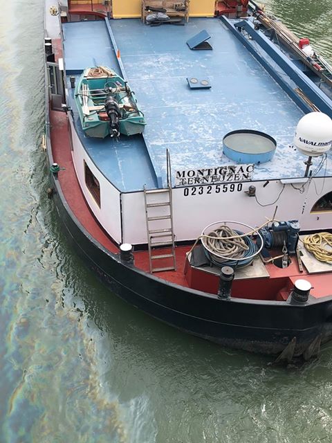 Ölspur auf dem Wasser