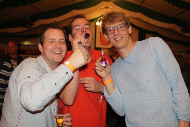 Volles Zelt beim Schützenfest Holsterhausen Dorf