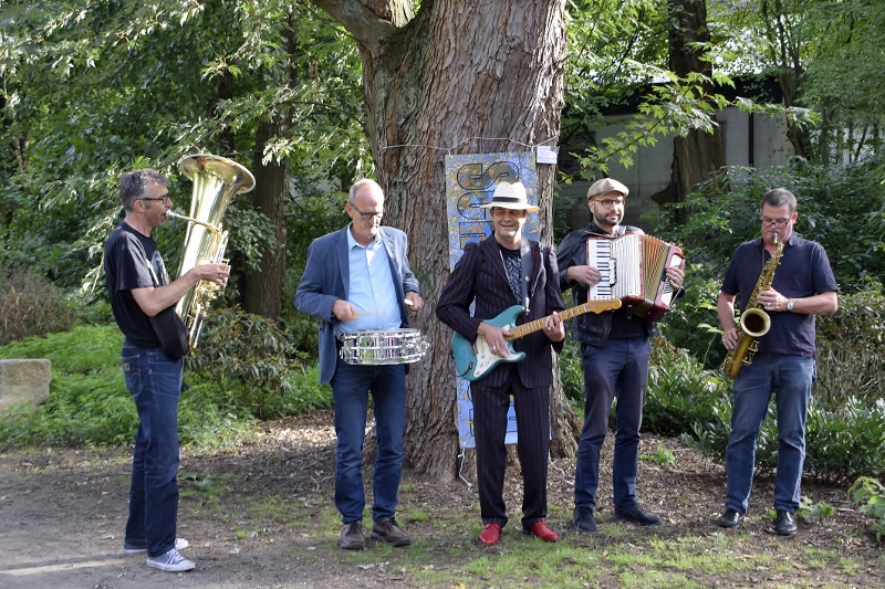 Bilder wandern durchs Quartier den Schölzbach entlang 
