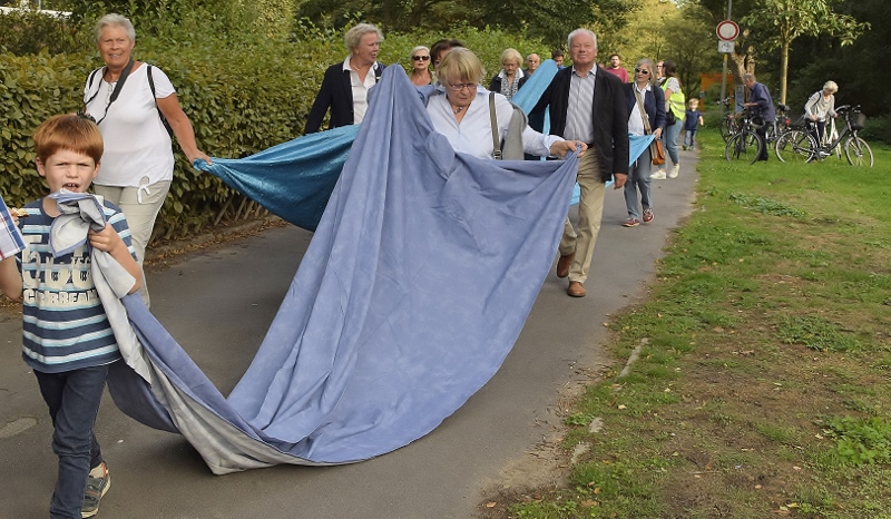 Bilder wandern durchs Quartier den Schölzbach entlang