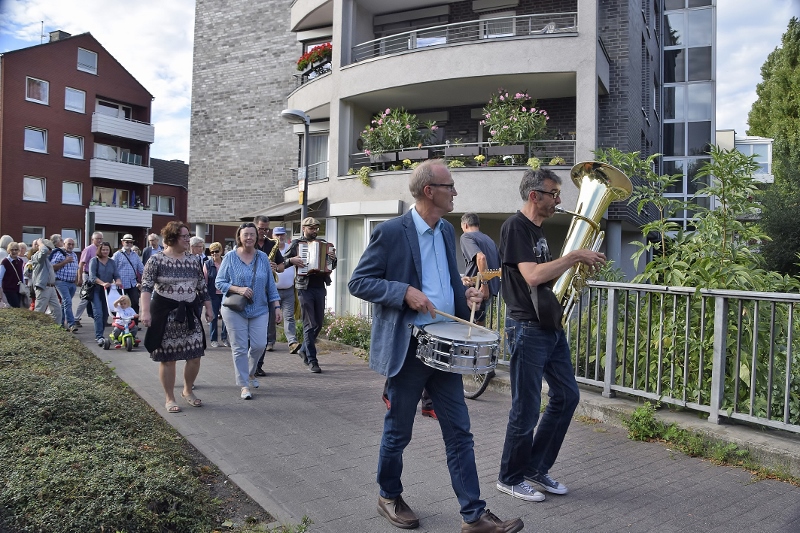 Bilder wandern durchs Quartier den Schölzbach entlang 