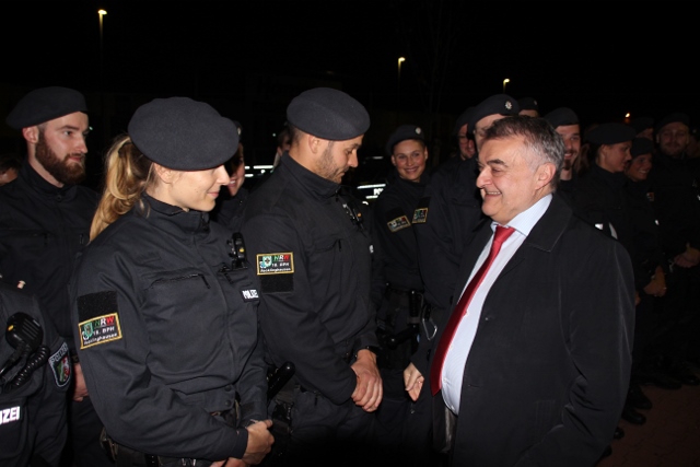 Minister Reul bei Razzia in Marl