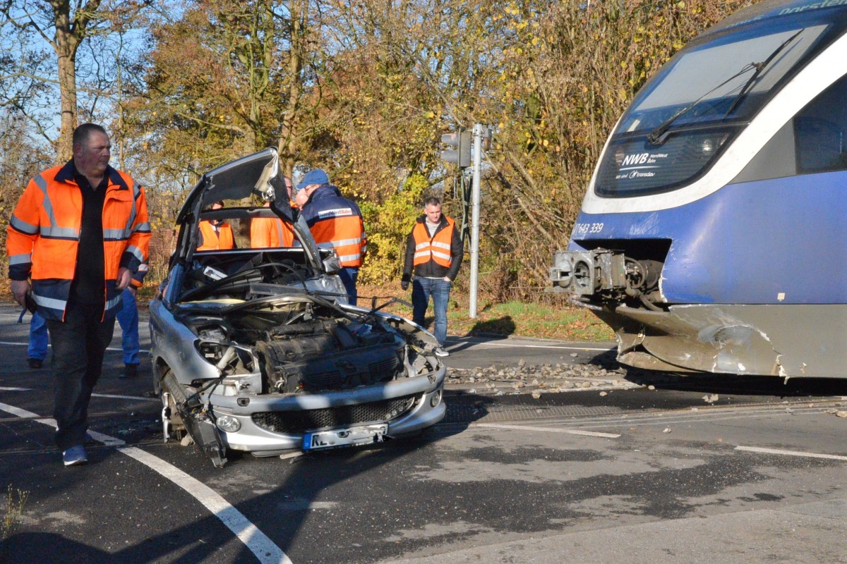 PKW in Wulfen von Nordwest Bahn erfasst.