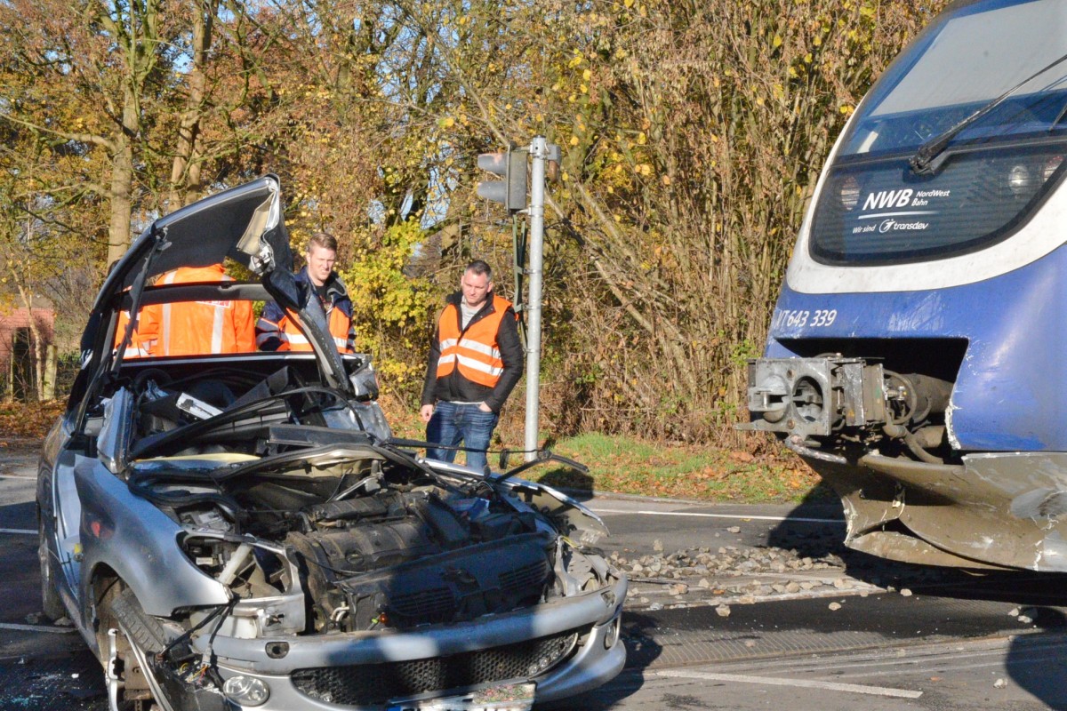 PKW in Wulfen von Nordwest Bahn erfasst.
