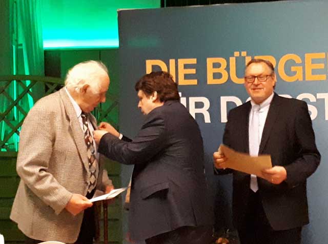 Ludwig Klapheck bekommt für 50 Jahre die Ehrennadel von Dennis Radtke überreicht.
