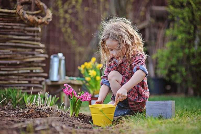 Kinder im Garten
