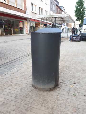 Müllbehälter mit Graffiti