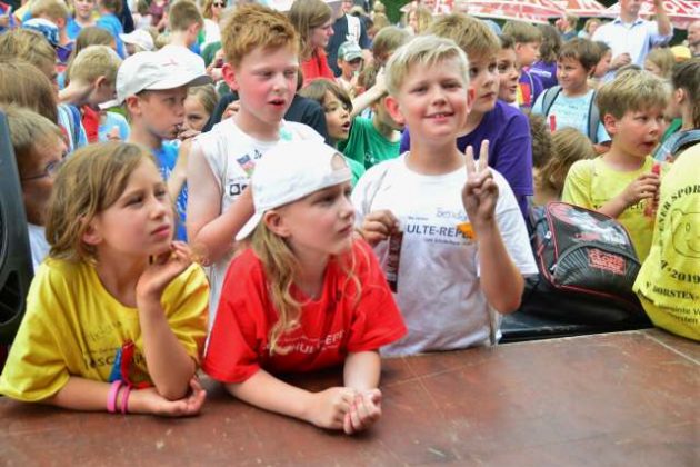 [gallery td_gallery_title_input="33. Sportplatzolympiade des SV Dorsten-Hardt" size="full" td_select_gallery_slide="slide" ids="36954,36955,36956,36957,36958,36959,36960,36961,36962,36963,36964,36965,36966,36967,36968,36969,36970,36971,36972,36973,36974,36975,36976,36977,36978,36979,36980,36981,36982,36983,36984"]