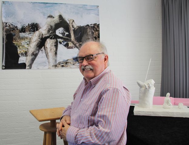 Burghard Möcklinghoff vor seinem Foto mit dem Titel -Wollust