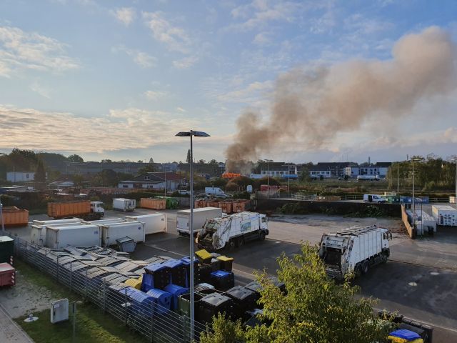 Sattelschlepper brennt in Dorsten