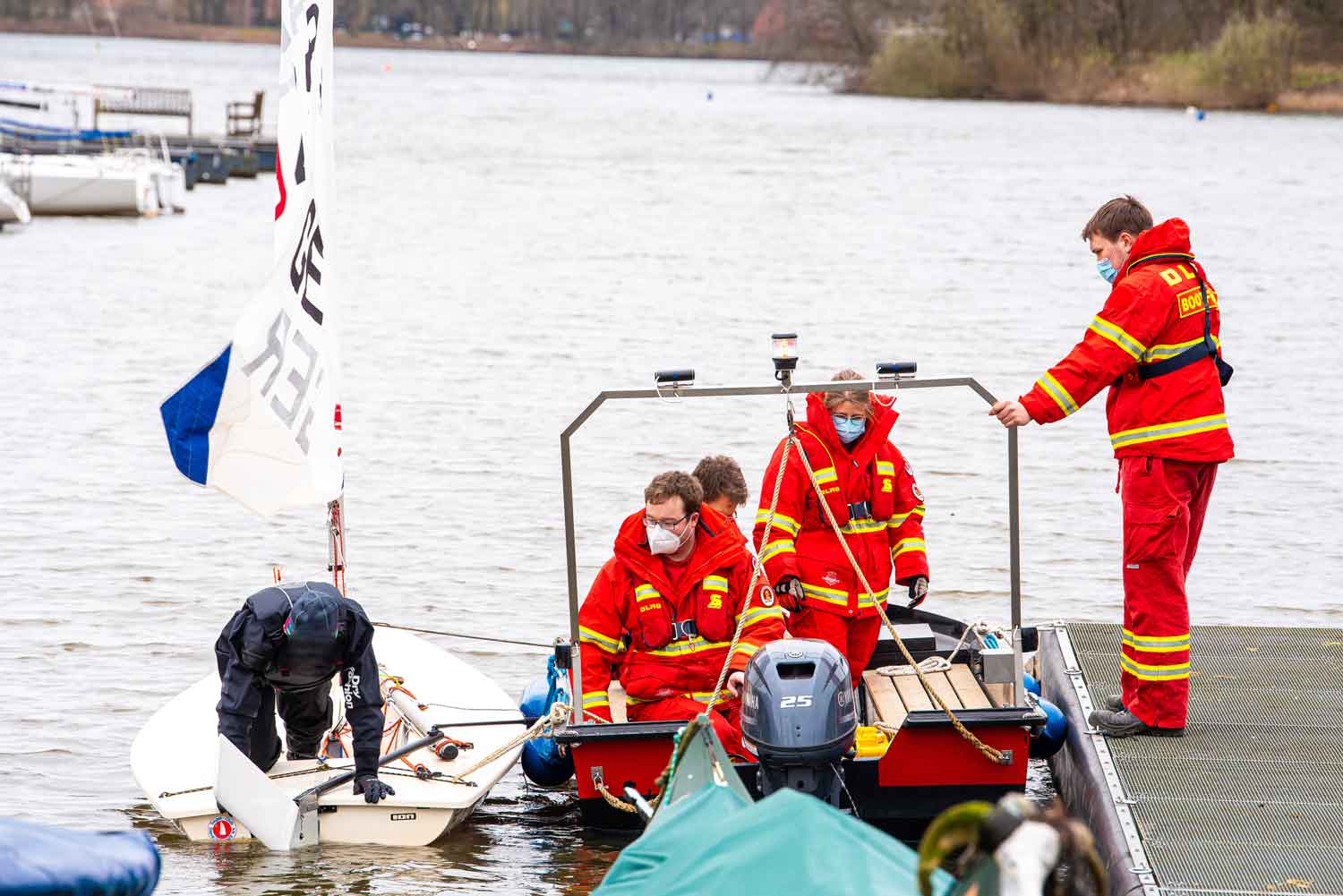 Feuerwehr-rettet-gekenterte-Seglerin-Haltern