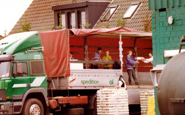 Mr. Trucker greift Flüchtlingskindern unter die Arme