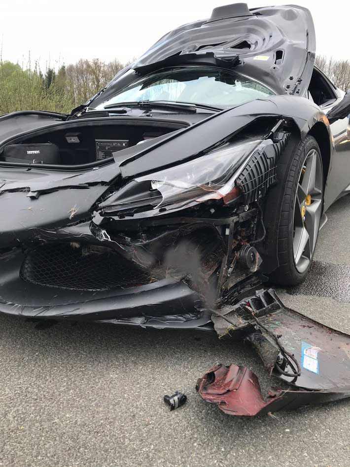 ferrari-kollidiert-mit-rehwild-sachschaden