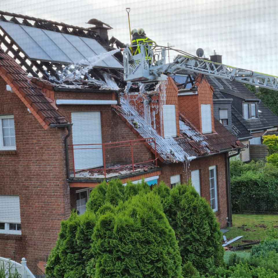 Dachstuhlbrand-Feuerwehr-Rhade