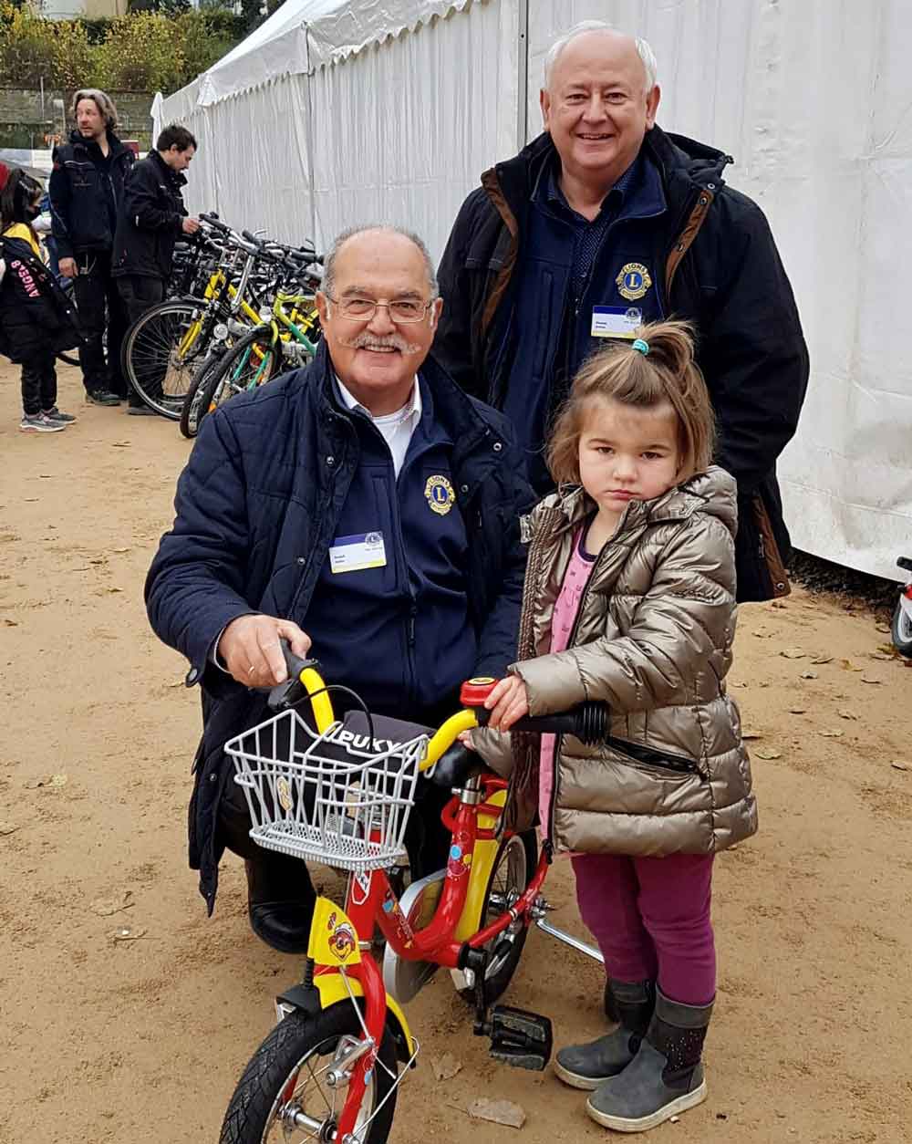 Lions-Club-Dorsten-Ahrtal-Übergabe-Räder