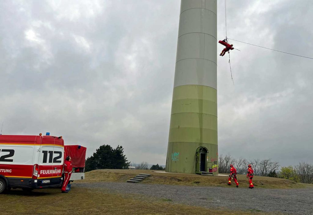 Höhenrettung-verletzte-Person-Feuerwehr