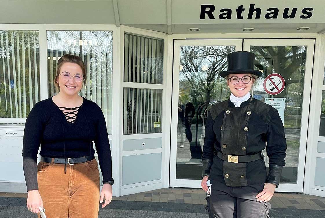 Kim-Wiesweg-und-Schornsteinfegerin-Adriana-Brasch