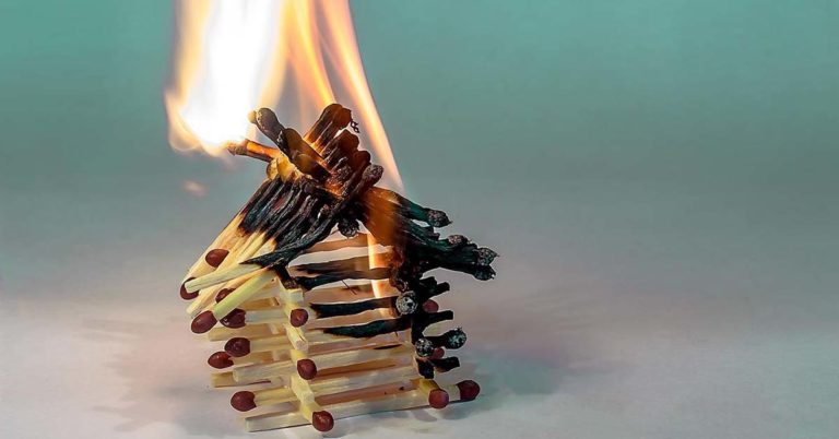 Kinder legen Feuer an Wohnhaus
