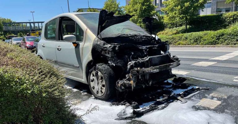 Kleinwagen gerät während der Fahrt in Brand