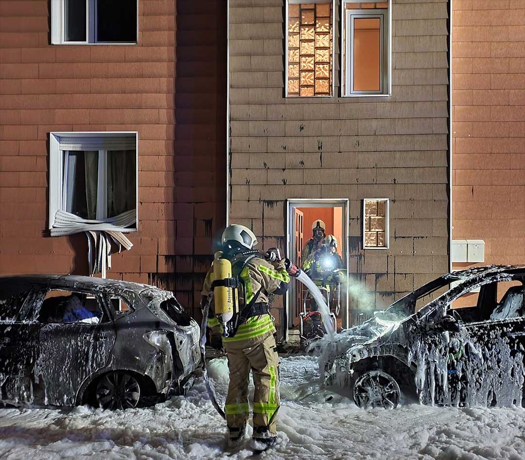 Autos-brennen-auf-der-Katharinenstrasse-in-Dorsten