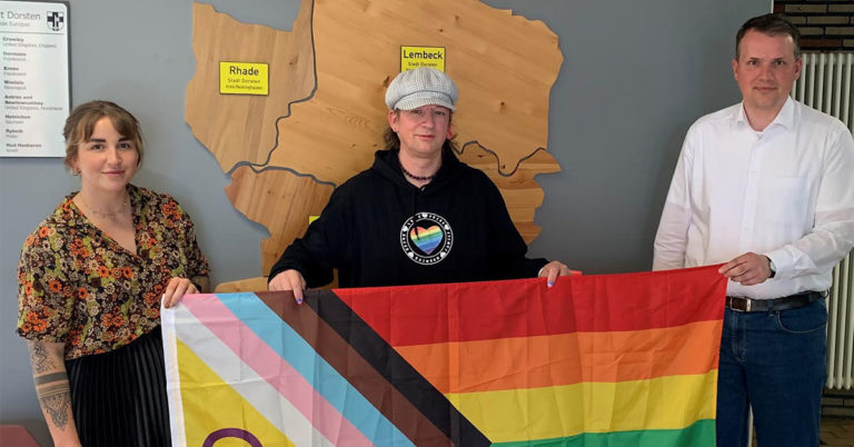 Queer Rainbow Family zu Besuch im Rathaus