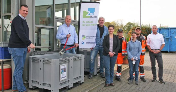 Hier weihen Bürgermeister Tobias Stockhoff, Jürgen Erhardt (Dorstener Arbeit), Rainer Ihling (Sachgebietsleiter EBD), Christina Bergerfurth (Ideengeberin), Judith Kolligs (Projektleiterin Kaktus-Läden) und Andreas Jung (EBD-Betriebsleiter) zusammen mit zwei Mitarbeitern des Wertstoffhofes (links Holger Schüller) das Projekt 2nd Chance ein. Foto: Oliver Borgwardt