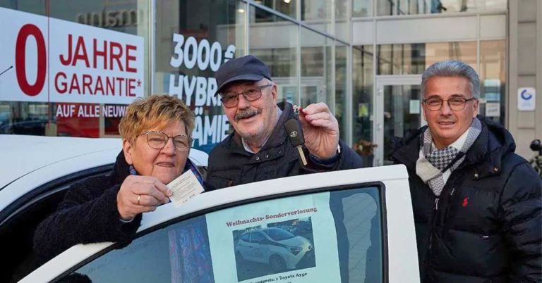 Mr Trucker übergibt Auto an frohe Gewinner