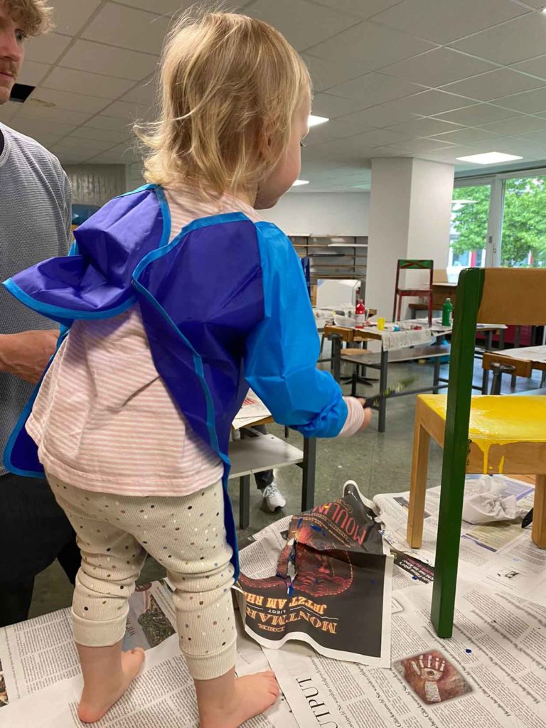 Upcycling-Spaß-in-der-Stadtbibliothek-Dorsten-mit-Vater und-Tochter