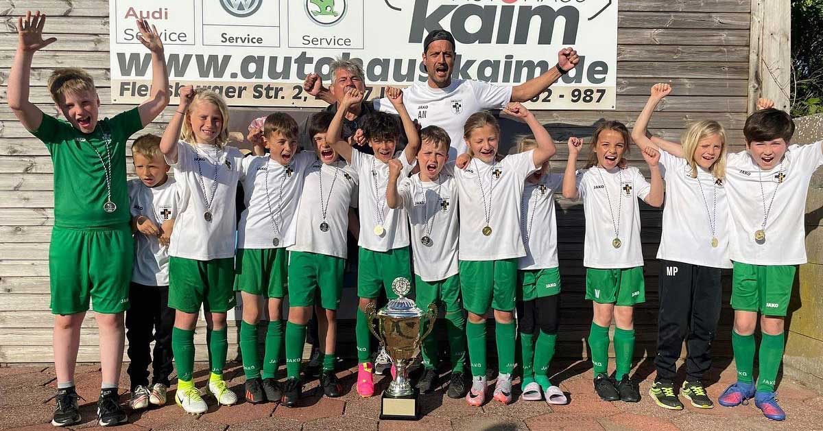 Die Nachwuchskicker der F-Jugend des BVH Dorsten haben sich beim 45. Nordsee-Cup in Leck den Pokal geholt