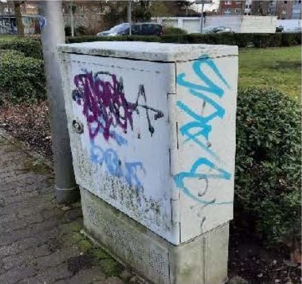 Verschmierte Schaltkästen in der Feldmark