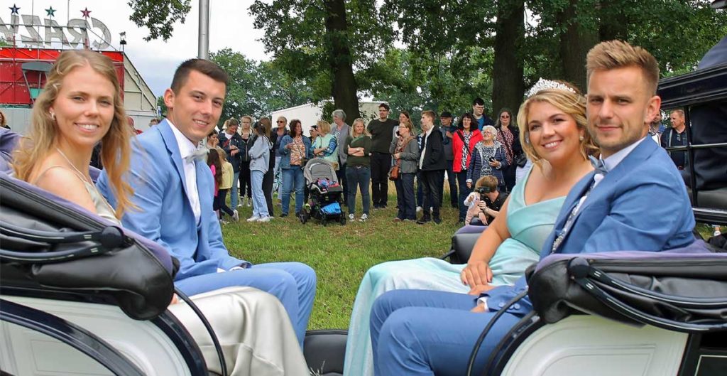 Königspaar-Schützenfest-Rhade-Parade-am-Sonntag