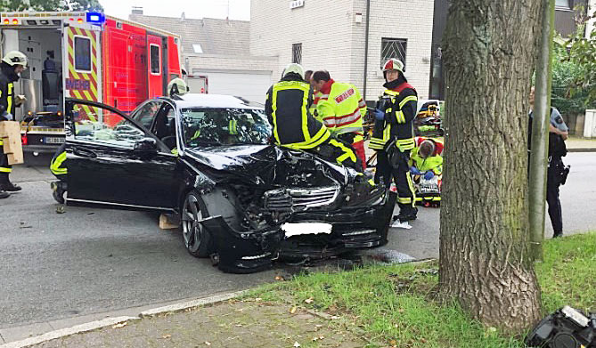 Verkehrsunfall-in-Dorsten-Rhade-mit-einer-schwer-verletzten-Person
