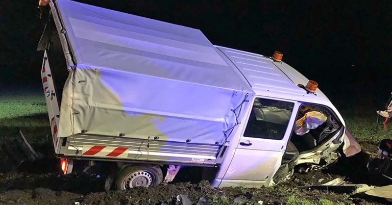 Betrunkener lenkt Kleintransporter gegen Baum – Beifahrer schwer verletzt