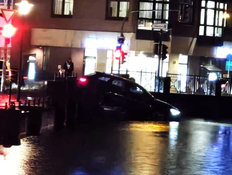 Unfall Südwall Auto im Wasser