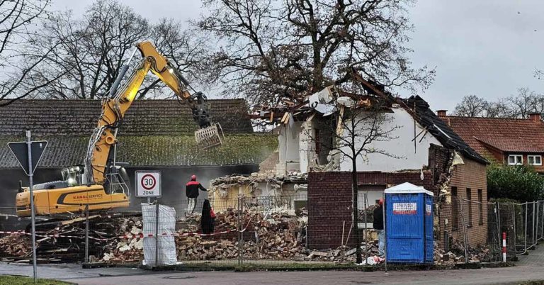 Abbrucharbeiten in Wulfen: Altes Arentzhaus wird abgerissen