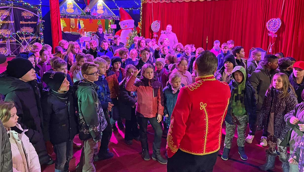 Kinder-der-Albert-Schweitzer-Schule--besuchen-Weihnachtszirkus