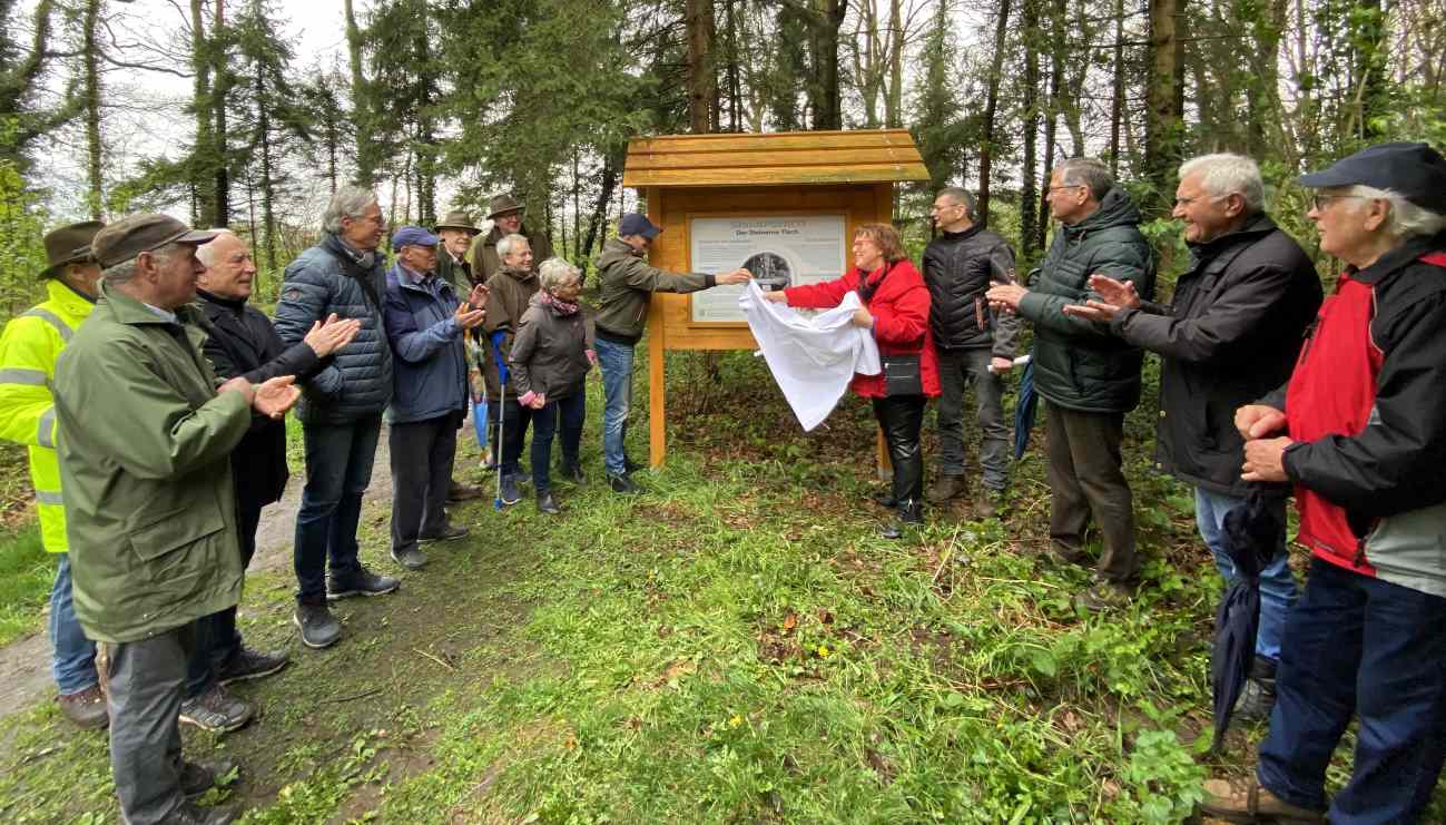 Bereicherung des Waldlehrpfads Der Steinerne Tisch