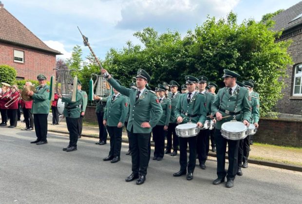 Vorparade Sch&uuml;tzenverein Holsterhausen-Dorf 2024
