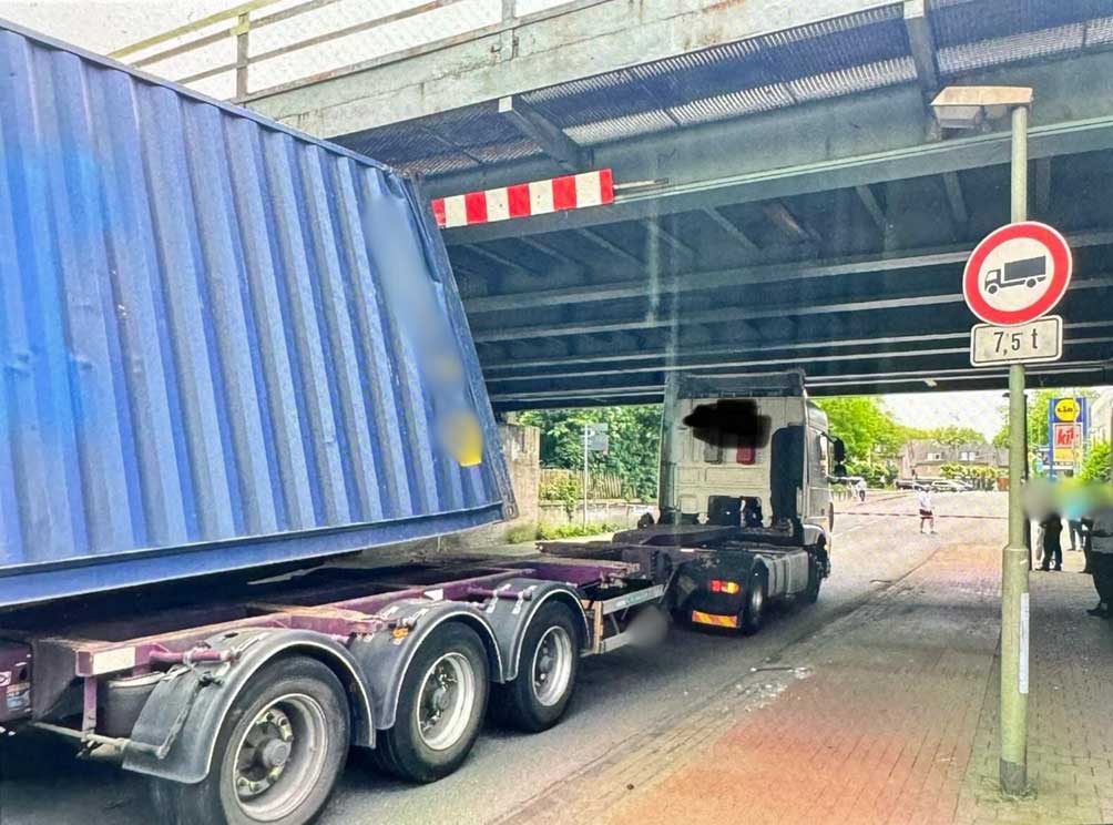 lkw-bleibt-unter-Brücke-hängen